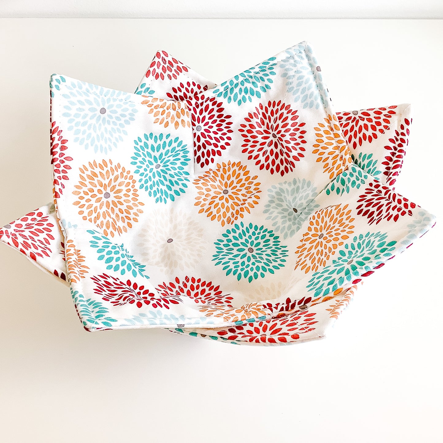 Autumn-inspired bowl cozy with fall leaves print, quilted and perfect for cozy meals