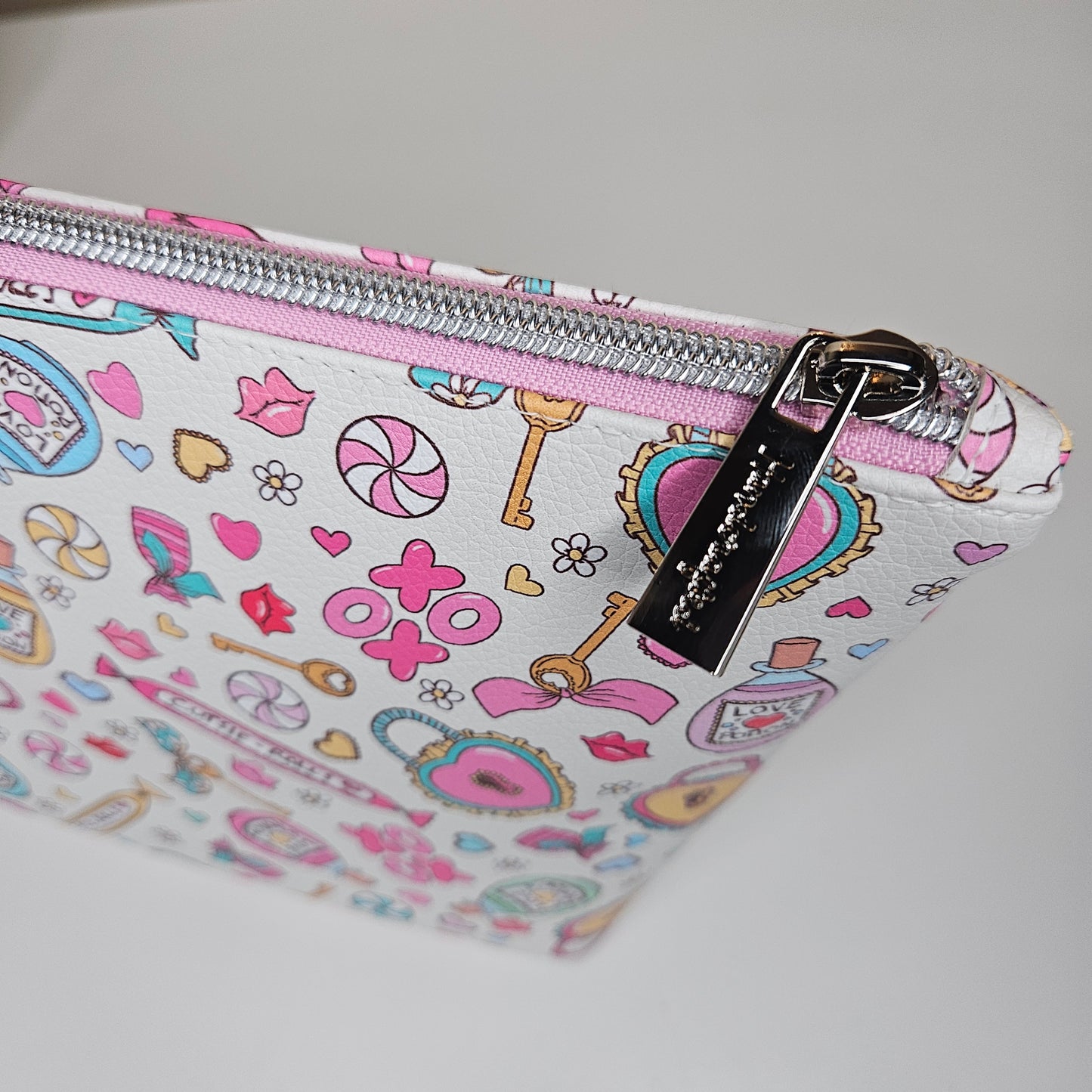 XOXO - Essential Pouch